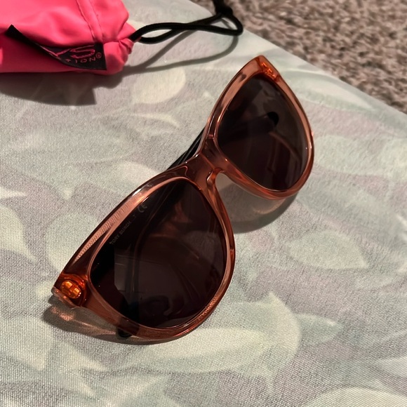 Tory Burch TY7091A Sunglasses in Crystal Poppy/Charcoal/Solid Smoke - Picture 17 of 17